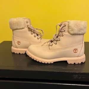Woman’s size 10 timberland boots.